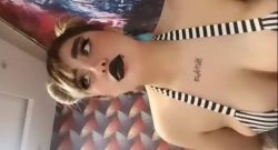 لایو دختر ایرانی با لباس سکسی و نمایش خط سینه